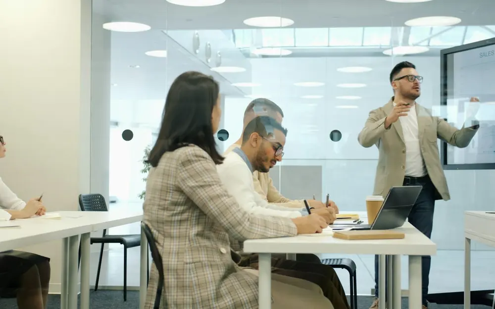Team bei einer Besprechung in einem modernen Büro